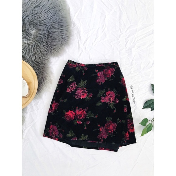 Vintage Dresses & Skirts - 🌿 Vintage Deep Floral Grunge Velour Wrap Skirt 🌿